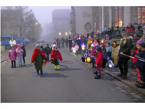 Sankt Martin Laternenumzug durch die Stadt (Foto: Karl-Franz Thiede)